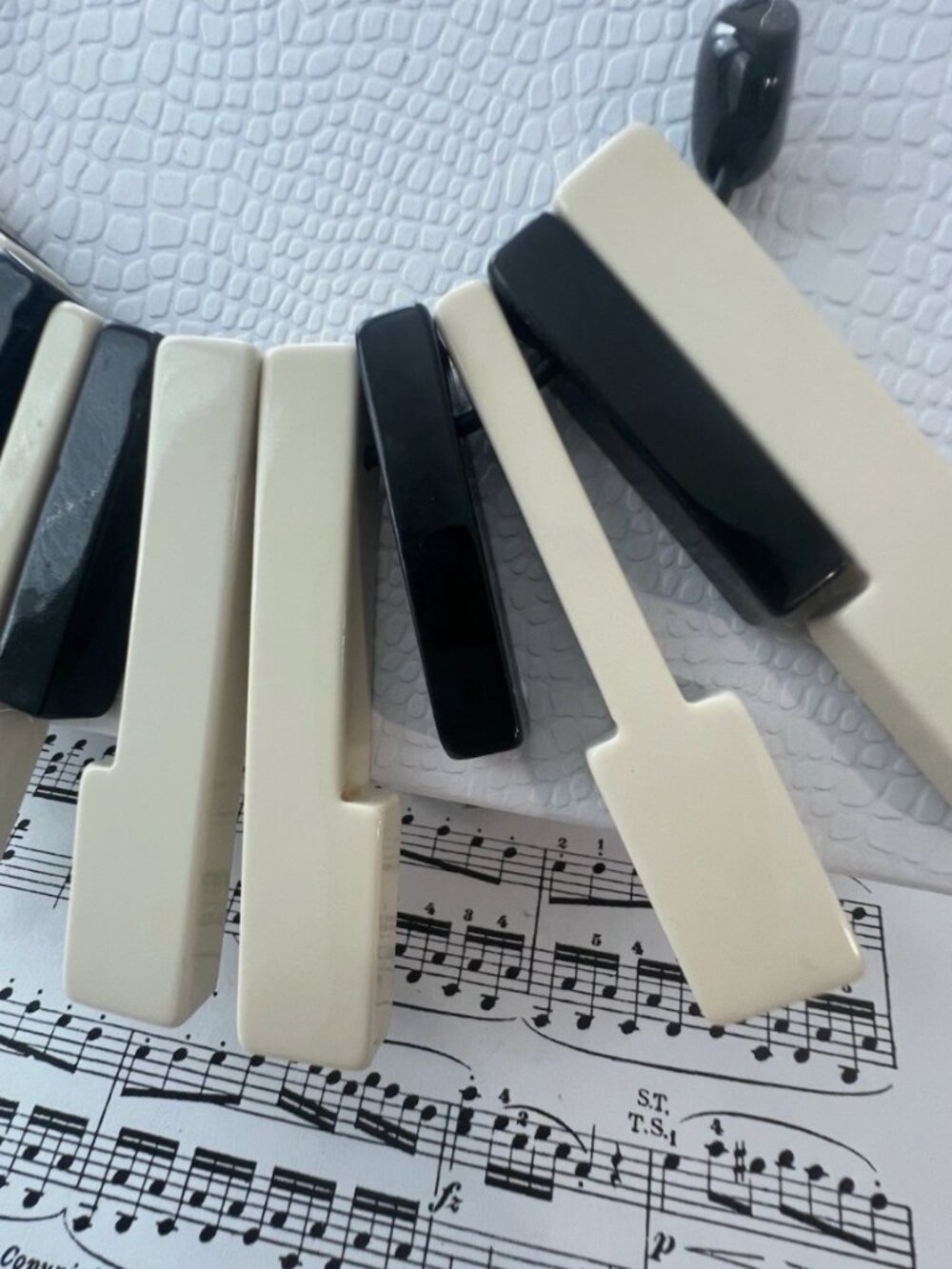 Rare-French Vintage 1990 Piano Key Necklace -Music Gift-Black White Jewelry - Picture 4 of 4